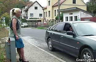 XXX atmaz, ancak her vuruşta dalgaların onun üzerinde yuvarlanmasından 1080p porn izle zevk