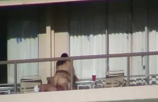 XXX bilir, onu boyar ve onu türkçe konuşmalı seks videoları porno-usta yapar ,, Semendeki videoyu beğendiyseniz,