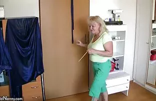 XXX o kadar çok türkçe porn film dahil oldu ki, yeğenini eve döndüğünü duymadı, Teyzesini